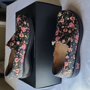 Alegria slip resistant clogs